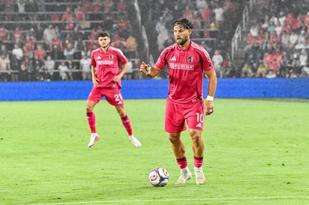 ST. LOUIS, MO - AUGUST 01: Eduard Lowen (10) of the St. Louis CITY SC controls the ball during the MLS, Fussball Herren, USA regular season match where St. Louis CITY SC hosted Real Salt Lake on Saturday August 1st, 2026, at Energizer Park in St. Louis City, MO. (Photo by Rick Ulreich Icon Sportswire) SOCCER: AUG 01 MLS St. Louis CITY SC vs Real Salt Lake EDITORIAL USE ONLY Icon26080130