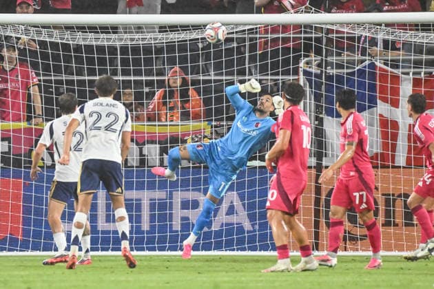 ST. LOUIS, MO - AUGUST 01: Roman Burki (1) of the St. Louis CITY SC starts his leap to punch the shot away making a save during the MLS, Fussball Herren, USA regular season match where St. Louis CITY SC hosted Real Salt Lake on Saturday August 1st, 2026, at Energizer Park in St. Louis City, MO. (Photo by Rick Ulreich Icon Sportswire) SOCCER: AUG 01 MLS St. Louis CITY SC vs Real Salt Lake EDITORIAL USE ONLY Icon26080132