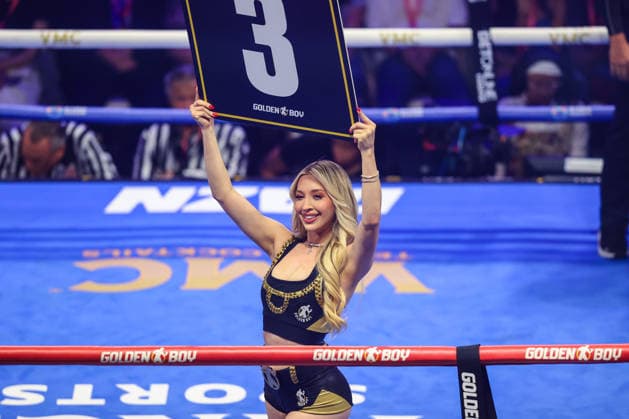 August 01, 2026: A ring girl holds a round card during the IBF Lightweight title fight on the Roach Jr. vs Zepeda card inside The Theater at the Virgin Hotels on August 1, 2026 in Las Vegas, NV. CSM. Las Vegas United States of America - ZUMAc04_ 20260801_zma_c04_235 Copyright: xChristopherxTrimx