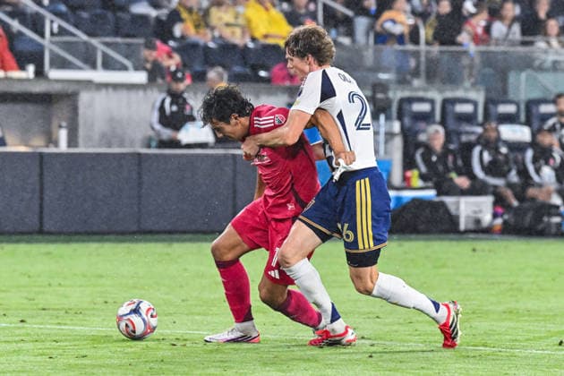 ST. LOUIS, MO - AUGUST 01: Simon Becher (11) of the St. Louis CITY SC tries to fight through the grasp of Philip Quinton (26) of the Real Salt Lake at the top of the goal box during the MLS, Fussball Herren, USA regular season match where St. Louis CITY SC hosted Real Salt Lake on Saturday August 1st, 2026, at Energizer Park in St. Louis City, MO. (Photo by Rick Ulreich Icon Sportswire) SOCCER: AUG 01 MLS St. Louis CITY SC vs Real Salt Lake EDITORIAL USE ONLY Icon26080140