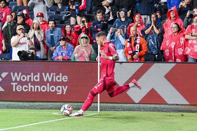 ST. LOUIS, MO - AUGUST 01: Marcel Hartel (17) of the St. Louis CITY SC takes a corner kick during the MLS, Fussball Herren, USA regular season match where St. Louis CITY SC hosted Real Salt Lake on Saturday August 1st, 2026, at Energizer Park in St. Louis City, MO. (Photo by Rick Ulreich Icon Sportswire) SOCCER: AUG 01 MLS St. Louis CITY SC vs Real Salt Lake EDITORIAL USE ONLY Icon26080144