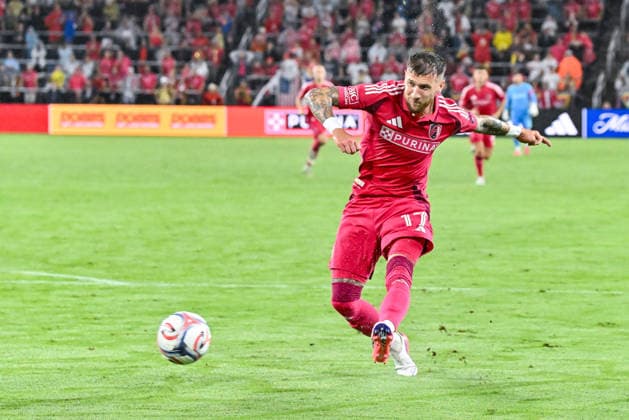 ST. LOUIS, MO - AUGUST 01: Marcel Hartel (17) of the St. Louis CITY SC takes a shot towards the goal during the MLS, Fussball Herren, USA regular season match where St. Louis CITY SC hosted Real Salt Lake on Saturday August 1st, 2026, at Energizer Park in St. Louis City, MO. (Photo by Rick Ulreich Icon Sportswire) SOCCER: AUG 01 MLS St. Louis CITY SC vs Real Salt Lake EDITORIAL USE ONLY Icon26080145