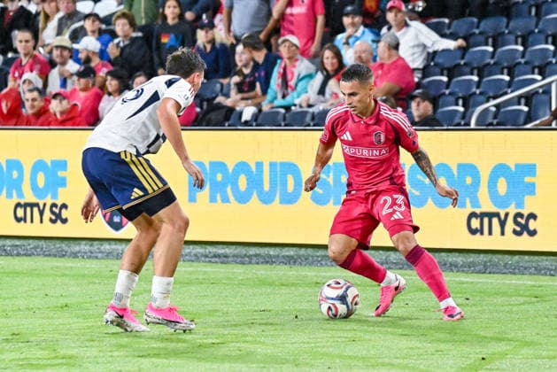 ST. LOUIS, MO - AUGUST 01: Alexandru Matan (23) of the St. Louis CITY SC goes against the defense of Zach Booth (23) of the Real Salt Lake during the MLS, Fussball Herren, USA regular season match where St. Louis CITY SC hosted Real Salt Lake on Saturday August 1st, 2026, at Energizer Park in St. Louis City, MO. (Photo by Rick Ulreich Icon Sportswire) SOCCER: AUG 01 MLS St. Louis CITY SC vs Real Salt Lake EDITORIAL USE ONLY Icon26080146