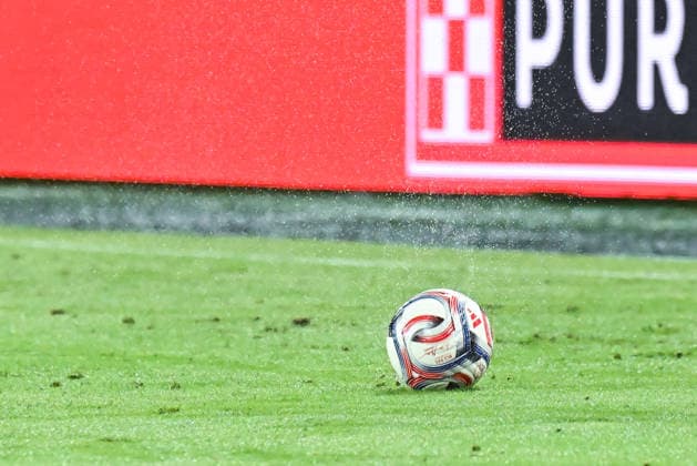 ST. LOUIS, MO - AUGUST 01: Water squirts up as the ball rolls across the rain soaked field during the MLS, Fussball Herren, USA regular season match where St. Louis CITY SC hosted Real Salt Lake on Saturday August 1st, 2026, at Energizer Park in St. Louis City, MO. (Photo by Rick Ulreich Icon Sportswire) SOCCER: AUG 01 MLS St. Louis CITY SC vs Real Salt Lake EDITORIAL USE ONLY Icon26080147