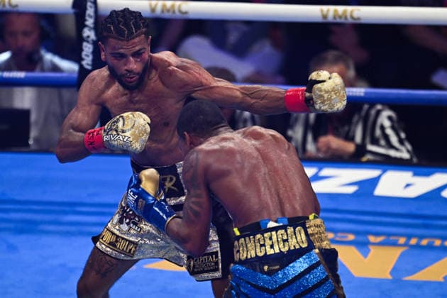 Raymond Muratalla vs. Robson Conceicao in Las Vegas LAS VEGAS, NEVADA - AUG 1: Raymond Muratalla (red & gold glove) and Robson Conceicao (blue & gold glove) exchange punches during their IBF lightweight World Championship, WM, Weltmeisterschaft title fight on Saturday night at The Theater Virgin Hotel in Las Vegas, Nevada, United States on August 1, 2026. Tayfun Coskun Anadolu Nevada United States. Editorial use only. Please get in touch for any other usage.  Copyright: x2026xAnadoluxTayfunxCoskunx