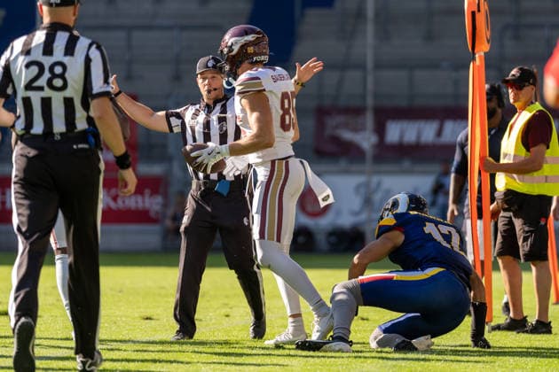 Schiedsrichter pfeifft den Spielzug ab, Tim Sauerland (Rhein Fire, 85) und Matheo Diarra (Alpine Rams, 12), GER Rhein Fire vs. Alpine Rams, American Football, AFLE, Saison 2026, 01.08.2026 GER Rhein Fire vs. Alpine Rams, American Football, AFLE, Saison 2026, 01.08.2026 Duisburg *** The referee blows the whistle to end the play: Tim Sauerland (Rhein Fire, 85) and Matheo Diarra (Alpine Rams, 12), GER Rhein Fire vs. Alpine Rams, American Football, AFLE, 2026 season, August 1, 2026, GER Rhein Fire vs. Alpine Rams, American football, AFLE, 2026 season, August 1, 2026, Duisburg Copyright: xEibner-Pressefoto FabianxFriesex EP_FFE