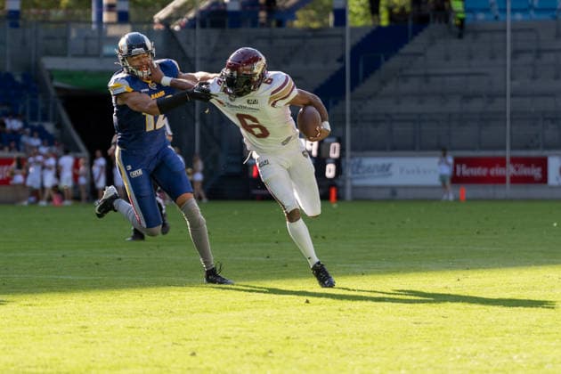 Matheo Diarra (Alpine Rams, 12) versucht Kaylon Geiger (Rhein Fire, 06) zu stoppen, GER Rhein Fire vs. Alpine Rams, American Football, AFLE, Saison 2026, 01.08.2026 GER Rhein Fire vs. Alpine Rams, American Football, AFLE, Saison 2026, 01.08.2026 Duisburg *** Matheo Diarra of the Alpine Rams (12) tries to stop Kaylon Geiger of the Rhein Fire (06), GER Rhein Fire vs. Alpine Rams, American Football, AFLE, 2026 Season, August 1, 2026, GER Rhein Fire vs. Alpine Rams, American Football, AFLE, 2026 Season, August 1, 2026, Duisburg Copyright: xEibner-Pressefoto FabianxFriesex EP_FFE