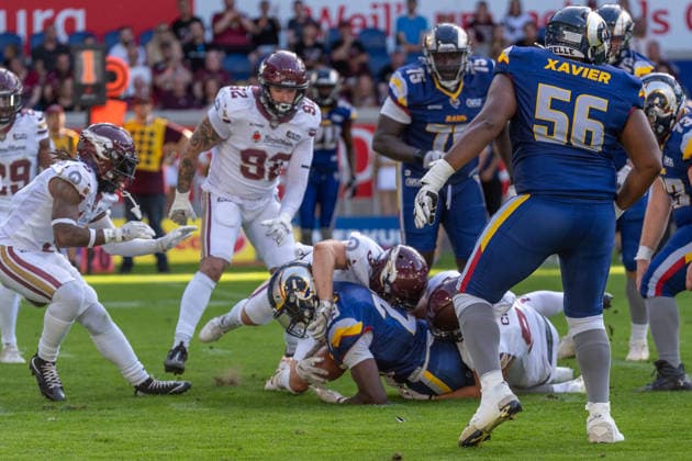 Patrick Burke (Rhein Fire, 29) wird zu Boden gerungen, GER Rhein Fire vs. Alpine Rams, American Football, AFLE, Saison 2026, 01.08.2026 GER Rhein Fire vs. Alpine Rams, American Football, AFLE, Saison 2026, 01.08.2026 Duisburg *** Patrick Burke of the Rhein Fire, 29, is tackled to the ground, GER Rhein Fire vs. Alpine Rams, American Football, AFLE, 2026 Season, August 1, 2026 GER Rhein Fire vs. Alpine Rams, American Football, AFLE, 2026 Season, August 1, 2026, Duisburg Copyright: xEibner-Pressefoto FabianxFriesex EP_FFE