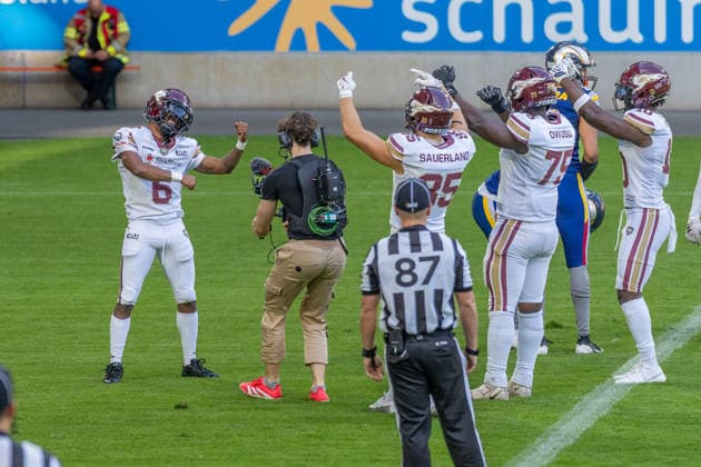 Kaylon Geiger (Rhein Fire, 06) und seine Mitspieler feiern die Punkte, GER Rhein Fire vs. Alpine Rams, American Football, AFLE, Saison 2026, 01.08.2026 GER Rhein Fire vs. Alpine Rams, American Football, AFLE, Saison 2026, 01.08.2026 Duisburg *** Kaylon Geiger of Rhein Fire, No. 06, and his teammates celebrate scoring points, GER Rhein Fire vs. Alpine Rams, American football, AFLE, 2026 season, August 1, 2026 GER Rhein Fire vs. Alpine Rams, American football, AFLE, 2026 season, August 1, 2026, Duisburg Copyright: xEibner-Pressefoto FabianxFriesex EP_FFE