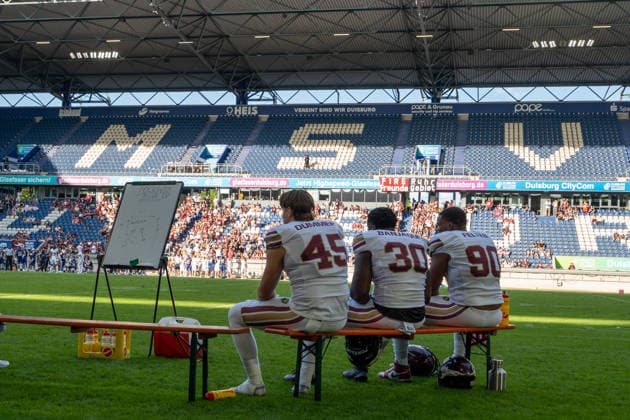 Innenansicht der Schauinslandreisen Arena mit den Spielern Bennet Duemmer (Rhein Fire, 45), Matthias Banjaqui (Rhein Fire, 30) und Remy Feltes (Rhein Fire, 90), GER Rhein Fire vs. Alpine Rams, American Football, AFLE, Saison 2026, 01.08.2026 GER Rhein Fire vs. Alpine Rams, American Football, AFLE, Saison 2026, 01.08.2026 Duisburg *** Interior view of the Schauinslandreisen Arena featuring players Bennet Duemmer (Rhein Fire, 45), Matthias Banjaqui (Rhein Fire, 30), and Remy Feltes (Rhein Fire, 90); GER Rhein Fire vs. Alpine Rams, American football, AFLE, 2026 season, August 1, 2026, GER Rhein Fire vs. Alpine Rams, American football, AFLE, 2026 season, August 1, 2026, Duisburg Copyright: xEibner-Pressefoto FabianxFriesex EP_FFE