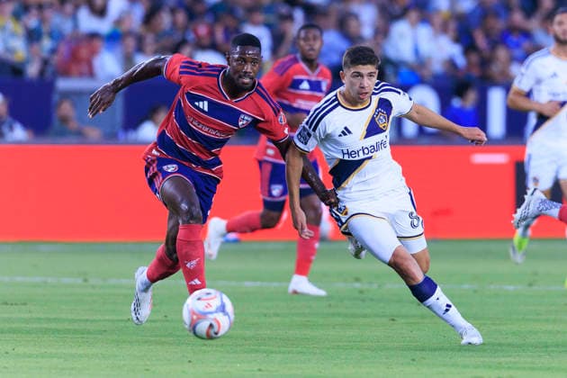 August 1, 2026, Carson, California, USA: Lucas Sanabria 8 of the LA Galaxy and Osaze Urhoghide 3 of FC Dallas struggle for possession of the ball during their regular season MLS, Fussball Herren, USA game on Saturday August 1, 2026 at the Dignity Health Sports Park Stadium in Carson, California. LA Galaxy tie with FC Dallas, 0-0. ARIANA RUIZ PI Carson USA - ZUMAp124 20260801_zaa_p124_013 Copyright: xArianaxRuizx