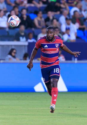August 1, 2026, Carson, California, USA: Shaq Moore 18 of FC Dallas heads the ball during their regular season MLS, Fussball Herren, USA game against the LA Galaxy on Saturday August 1, 2026 at the Dignity Health Sports Park Stadium in Carson, California. LA Galaxy tie with FC Dallas, 0-0. ARIANA RUIZ PI Carson USA - ZUMAp124 20260801_zaa_p124_005 Copyright: xArianaxRuizx