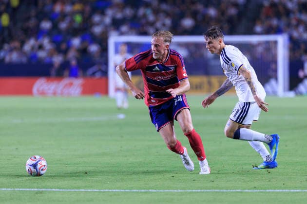 August 1, 2026, Carson, California, USA: Robert Taylor 21 of the LA Galaxy and Herman Johansson 14 of FC Dallas chase after missed pass during their regular season MLS, Fussball Herren, USA game on Saturday August 1, 2026 at the Dignity Health Sports Park Stadium in Carson, California. LA Galaxy tie with FC Dallas, 0-0. ARIANA RUIZ PI Carson USA - ZUMAp124 20260801_zaa_p124_012 Copyright: xArianaxRuizx