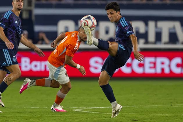 August 1, 2026, Kansas City, Kansas, USA: At center action, Sporting KC midfielder MANU GARCIA 6 tackles the ball, leading the defense during the second half of the game at Sporting Park in Kansas City, KS, on August 1, 2026. Kansas City USA - ZUMAh139 20260801_zap_h139_002 Copyright: xSerenaxS.Y.xHsux