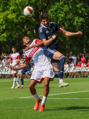 2026.08.01, Deutschland, Stuttgart, Fußball VfB Stuttgart vs. Paris FC, v.l. Tiago Tomas (VfB), Pierre Less-Melou (Paris) *** August 1, 2026, Germany, Stuttgart, Soccer: VfB Stuttgart vs. Paris FC; from left: Tiago Tomas (VfB), Pierre Less Melou (Paris)