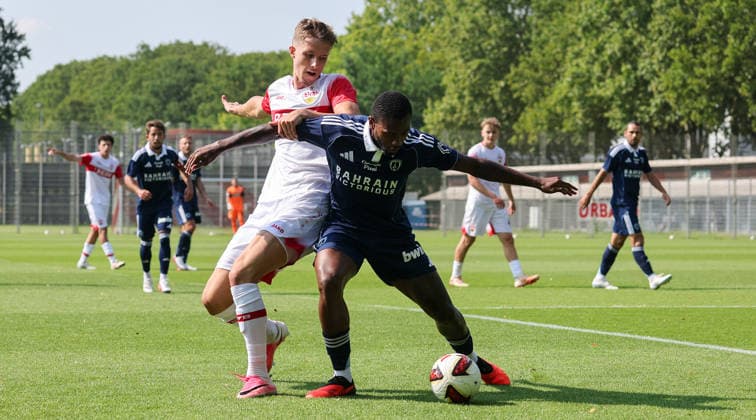 2026.08.01, Deutschland, Stuttgart, Fußball VfB Stuttgart vs. Paris FC, v.l. Oliver Rölke (VfB), Otavio Ataide da Silva (Paris) *** August 1, 2026, Germany, Stuttgart, Soccer: VfB Stuttgart vs. Paris FC; from left: Oliver Rölke (VfB), Otavio Ataide da Silva (Paris)