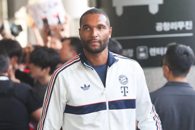 Sport Bilder des Tages SKO, Jonathan Tah (Bayern Muenchen 4), FC Bayern Muenchen landet in Jeju (Suedkorea), Saison 2026-27, 02.08.2026 SKO, FC Bayern Muenchen landet in Jeju (Suedkorea), Saison 2026-27, 02.08.2026 Jeju *** SKO, Jonathan Tah Bayern Munich 4, FC Bayern Munich arrives in Jeju, South Korea, 2026–27 season, February 8, 2026 SKO, FC Bayern Munich lands in Jeju, South Korea, 2026–27 season, February 8, 2026, Jeju Copyright: xEibner-Pressefotox JNL