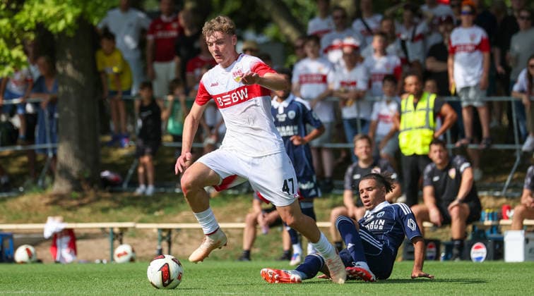 2026.08.01, Deutschland, Stuttgart, Fußball VfB Stuttgart vs. Paris FC, Yannik Spalt (VfB, vorn) *** August 1, 2026, Germany, Stuttgart, Soccer: VfB Stuttgart vs. Paris FC, Yannik Spalt (VfB), in the foreground