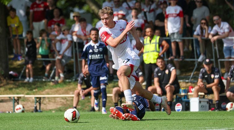 2026.08.01, Deutschland, Stuttgart, Fußball VfB Stuttgart vs. Paris FC, Yannik Spalt (VfB, vorn) *** August 1, 2026, Germany, Stuttgart, Soccer: VfB Stuttgart vs. Paris FC, Yannik Spalt (VfB), in the foreground