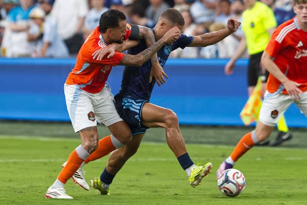 August 1, 2026, Kansas City, Kansas, USA: Sporting KC defender ZORHAN BASSONG 22 (r) battles for the offense against Houston Dynamo FC midfielder JOSE ARTUR 6 (l) during the first half of the game at Sporting Park in Kansas City, KS, on August 1, 2026. Kansas City USA - ZUMAh139 20260801_zap_h139_004 Copyright: xSerenaxS.Y.xHsux
