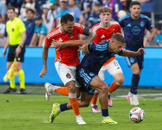 August 1, 2026, Kansas City, Kansas, USA: Sporting KC defender ZORHAN BASSONG 22 (r) battles for the offense against Houston Dynamo FC midfielder JOSE ARTUR 6 (l) during the first half of the game at Sporting Park in Kansas City, KS, on August 1, 2026. Kansas City USA - ZUMAh139 20260801_zap_h139_005 Copyright: xSerenaxS.Y.xHsux