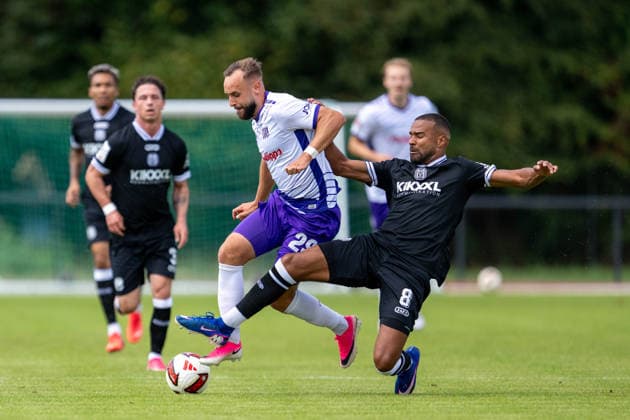 Testspiel 26 27 - VfL Osnabrück - SV Meppen am 01.08.2026 bei Blau Weiss Schinkel in Osnabrück David Kopacz (Osnabrueck) im Zweikampf gegen Erik Zenga (Meppen). *** Friendly Match 26 vs. 27: VfL Osnabrück vs. SV Meppen on August 1, 2026, at Blau Weiss Schinkel in Osnabrück; David Kopacz (Osnabrück) in a tackle against Erik Zenga (Meppen) MT