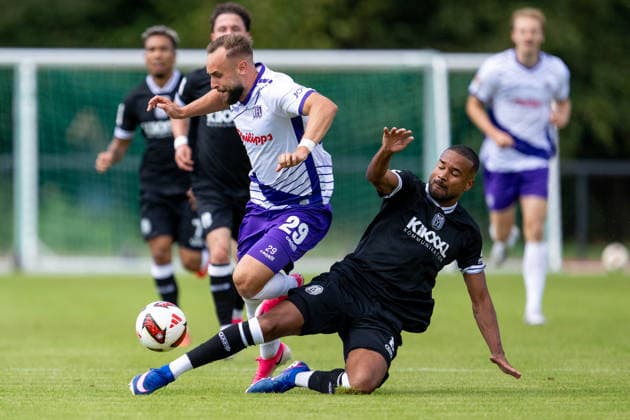 Testspiel 26 27 - VfL Osnabrück - SV Meppen am 01.08.2026 bei Blau Weiss Schinkel in Osnabrück David Kopacz (Osnabrueck) im Zweikampf gegen Erik Zenga (Meppen). *** Friendly Match 26 vs. 27: VfL Osnabrück vs. SV Meppen on August 1, 2026, at Blau Weiss Schinkel in Osnabrück; David Kopacz (Osnabrück) in a tackle against Erik Zenga (Meppen) MT