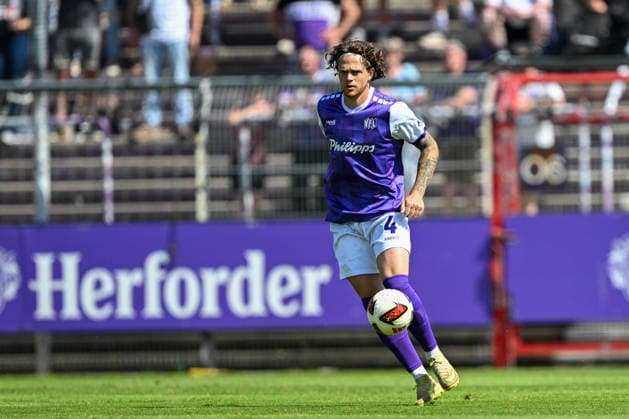 Testspiel 26 27 - VfL Osnabrück - SC Paderborn am 01.08.2026 an der Bremer Brücke in Osnabrück Abu Hanna Joel (Osnabrueck) am Ball. *** Friendly Match 26 vs. 27: VfL Osnabrück vs. SC Paderborn on August 1, 2026, at Bremer Brücke in Osnabrück; Abu Hanna and Joel Osnabrueck in action MT