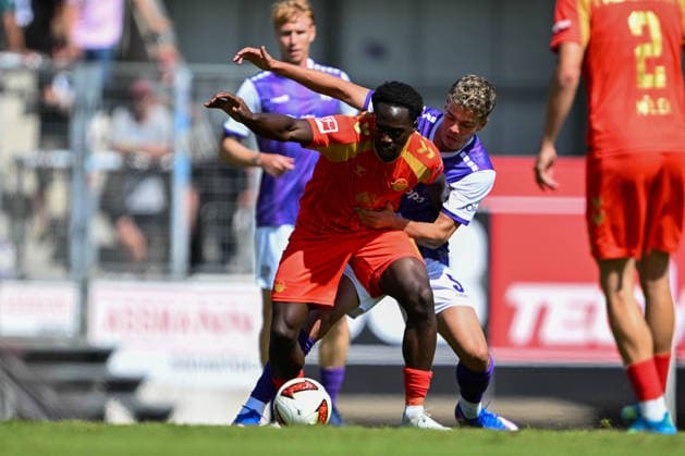 Testspiel 26 27 - VfL Osnabrück - SC Paderborn am 01.08.2026 an der Bremer Brücke in Osnabrück Kennedy Okpala (Paderborn) im Zweikampf gegen Wensing Jonathan (Osnabrueck) *** Friendly Match 26 vs. 27: VfL Osnabrück vs. SC Paderborn on August 1, 2026, at Bremer Brücke in Osnabrück; Kennedy Okpala (Paderborn) in a tackle against Jonathan Wensing (Osnabrück) MT