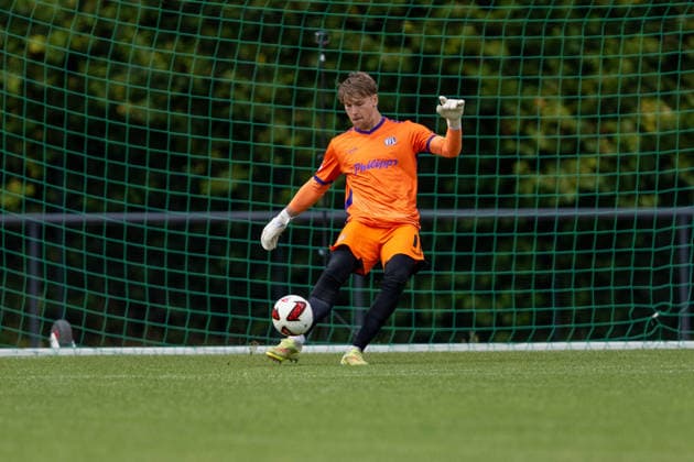 Testspiel 26 27 - VfL Osnabrück - SV Meppen am 01.08.2026 bei Blau Weiss Schinkel in Osnabrück Torwart Niklas Sauter (Osnabrueck) am Ball. *** Friendly Match 26 vs. 27: VfL Osnabrück vs. SV Meppen on August 1, 2026, at Blau Weiss Schinkel in Osnabrück; Goalie Niklas Sauter (Osnabrück) in action MT