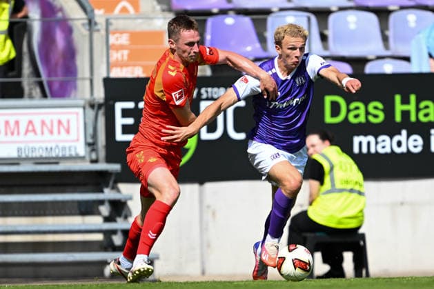 Testspiel 26 27 - VfL Osnabrück - SC Paderborn am 01.08.2026 an der Bremer Brücke in Osnabrück Tjark Scheller (Paderborn) im Zweikampf gegen Opitz Leon (Osnabrueck) *** Friendly Match 26 vs. 27: VfL Osnabrück vs. SC Paderborn on August 1, 2026, at Bremer Brücke in Osnabrück; Tjark Scheller (Paderborn) in a tackle against Leon Opitz (Osnabrück) MT