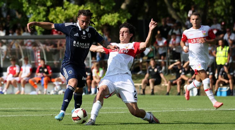 2026.08.01, Deutschland, Stuttgart, Fußball VfB Stuttgart vs. Paris FC, v.l. Luca Koleosho (Paris), Ameen Al-Dakhil (VfB) *** August 1, 2026, Germany, Stuttgart, Soccer: VfB Stuttgart vs. Paris FC; from left: Luca Koleosho (Paris), Ameen Al Dakhil (VfB)