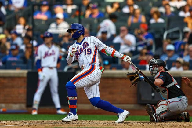 MLB, Baseball Herren, USA Miami Marlins Vs. New York Mets New York Mets player Bo Bichette, wearing number 19, bats during the eighth inning of a baseball game against the Miami Marlins at Citi Field in Flushing, New York, on August 1, 2026. Flushing N.Y. United States  Copyright: xGordonxDonovanx originalFilename:donovan-mlbmiami260801_npFAt.jpg