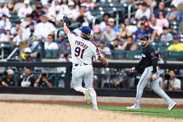 MLB, Baseball Herren, USA Miami Marlins Vs. New York Mets New York Mets relief pitcher Jonathan Pintaro, number 91, runs to cover first base during the eighth inning of a baseball game against the Miami Marlins at Citi Field in Flushing, New York, on August 1, 2026. Flushing N.Y. United States  Copyright: xGordonxDonovanx originalFilename:donovan-mlbmiami260801_npW1U.jpg