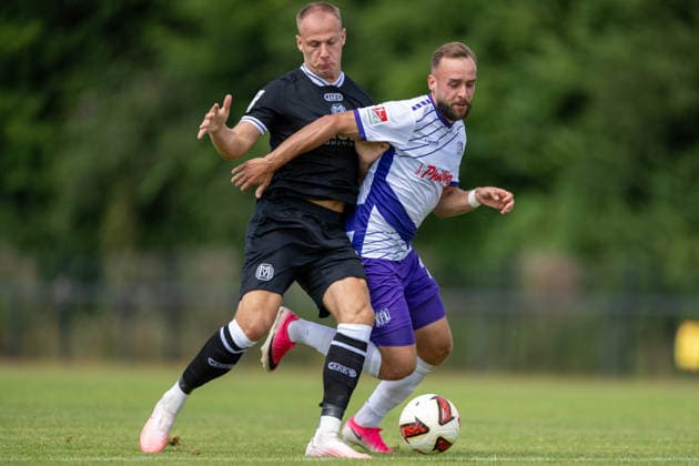 Testspiel 26 27 - VfL Osnabrück - SV Meppen am 01.08.2026 bei Blau Weiss Schinkel in Osnabrück David Kopacz (Osnabrueck) im Zweikampf gegen Jannic Ehlers (Meppen) *** Friendly Match 26 vs. 27: VfL Osnabrück vs. SV Meppen on August 1, 2026, at Blau Weiss Schinkel in Osnabrück; David Kopacz (Osnabrück) in a tackle against Jannic Ehlers (Meppen) MT