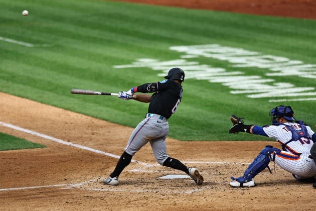 MLB, Baseball Herren, USA Miami Marlins Vs. New York Mets Miami Marlins Otto Lopez, number 6, hits a sacrifice fly during the fourth inning of a baseball game against the New York Mets at Citi Field in Flushing, New York, on August 1, 2026. Flushing N.Y. United States  Copyright: xGordonxDonovanx originalFilename:donovan-mlbmiami260801_npOJA.jpg