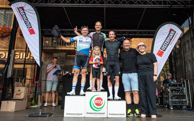 Radsport, 2. Bocholter Nacht, Strassenrennen, 01.08.2026, Ausrichter RC77 Bocholt Hobby v.l.: Sascha Wolf (Mobil Krankenkasse Cycling Team), Pembaur Felix (Edelhelfer Racing Team), Serafin Prislan ( ), Boris Fastring (RC77 Bocholt), Bocholt Innenstadt Deutschland *** Cycling, 2nd Bocholt Night, Road Race, August 1, 2026, Organizer: RC77 Bocholt Hobby; from left: Sascha Wolf, Mobil Krankenkasse Cycling Team; Felix Pembaur, Edelhelfer Racing Team; Serafin Prislan; Boris Fastring, RC77 Bocholt; Bocholt City Center, Germany 260801_rr_rc77-bocholt_2-bcoholter-nacht_53580