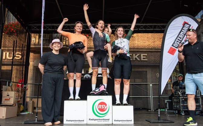 Radsport, 2. Bocholter Nacht, Strassenrennen, 01.08.2026, Ausrichter RC77 Bocholt Hobby v.l.: Lea Stornebel (), Vanessa Pembaur (Edelhelfer Racing Team), Theresa Roering (Berlin Racing Squad), Bocholt Innenstadt Deutschland *** Cycling, 2nd Bocholt Night, Road Race, August 1, 2026, Organizer: RC77 Bocholt Hobby; from left: Lea Stornebel, Vanessa Pembaur (Edelhelfer Racing Team), Theresa Roering (Berlin Racing Squad), Bocholt City Center, Germany 260801_rr_rc77-bocholt_2-bcoholter-nacht_53645