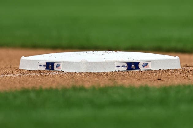 MLB, Baseball Herren, USA Miami Marlins Vs. New York Mets The third base bag featuring a plate honoring the 40th anniversary of the 1986 Mets last championship during the baseball game between the Miami Marlins and the New York Mets at Citi Field in Flushing, New York, on August 1, 2026. Flushing N.Y. United States  Copyright: xGordonxDonovanx originalFilename:donovan-mlbmiami260801_np59v.jpg