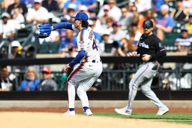 MLB, Baseball Herren, USA Miami Marlins Vs. New York Mets New York Mets starting pitcher Zach Thornton 49 takes throw for putout at 1B during the first inning of a baseball game against the Miami Marlins at Citi Field in Flushing, New York, on Saturday, August 1, 2026. Flushing N.Y. United States  Copyright: xGordonxDonovanx originalFilename:donovan-mlbmiami260801_npyPx.jpg