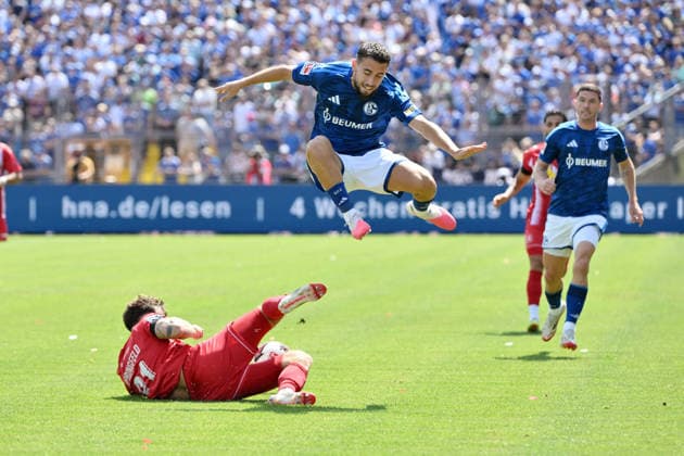 Maurice Springfeld (KSV Hessen Kassel), Adil Aouchiche (FC Schalke 04), Robin Gosens (FC Schalke 04), v.li. 01.08.2026, Fussball, Saison 2026 2027, Testspiel, KSV Hessen Kassel - FC Schalke 04 0:5 Kassel Auestadion Nordrhein Westfalen Deutschland *** Maurice Springfeld, KSV Hessen Kassel; Adil Aouchiche, FC Schalke 04; Robin Gosens, FC Schalke 04; from left, August 1, 2026, Soccer, 2026–2027 season, Friendly match, KSV Hessen Kassel vs. FC Schalke 04, 0–5, Kassel Auestadion, North Rhine-Westphalia, Germany Team2