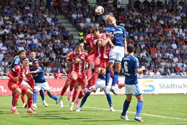 Kopfballaktion Timo Becker (FC Schalke 04), re., im Kasseler Strafraum 01.08.2026, Fussball, Saison 2026 2027, Testspiel, KSV Hessen Kassel - FC Schalke 04 0:5 Kassel Auestadion Nordrhein Westfalen Deutschland *** Timo Becker (FC Schalke 04) heads the ball, right, in the Kassel penalty area, August 1, 2026, Soccer, 2026–2027 season, friendly match, KSV Hessen Kassel vs. FC Schalke 04, 0–5, Auestadion, Kassel, North Rhine-Westphalia, Germany Team2
