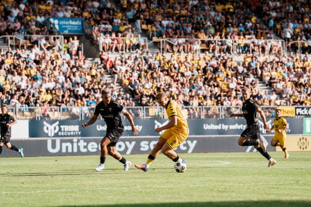 Niederlande Deutschland: Fußball Testspiel Männer 2026 - 2027 - Roda JC Kerkrade vs. Alemannia Aachen - Parkstad Limburg Stadion, Fynn Schenten (Roda JC Kerkrade, 18) Dribbling gegen Mika Hanraths (Alemannia Aachen, 15) Zweikampf *** Netherlands vs. Germany Men s Soccer Friendly 2026 2027 Roda JC Kerkrade vs. Alemannia Aachen Parkstad Limburg Stadium, Fynn Schenten (Roda JC Kerkrade), 18 Dribbling against Mika Hanrath (Alemannia Aachen), 15 Tackle Copyright: xThiemoxRudolphx