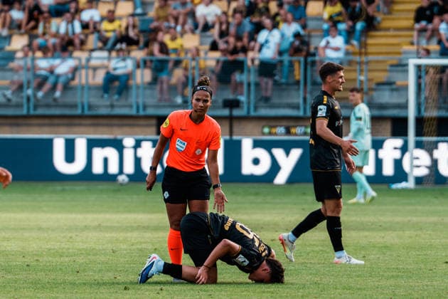 Niederlande Deutschland: Fußball Testspiel Männer 2026 - 2027 - Roda JC Kerkrade vs. Alemannia Aachen - Parkstad Limburg Stadion, Foul Faton Ademi (Alemannia Aachen, 36) am Boden, Verletzung, Schiedsrichterin Shona Shukrula *** Netherlands vs. Germany Men s Soccer Friendly 2026 2027 Roda JC Kerkrade vs. Alemannia Aachen Parkstad Limburg Stadium, Foul by Faton Ademi (Alemannia Aachen), 36 on the ground, injury, Referee Shona Shukrula Copyright: xThiemoxRudolphx
