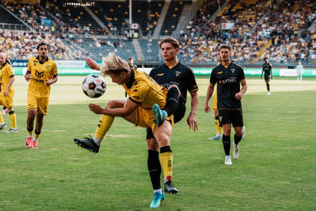 Niederlande Deutschland: Fußball Testspiel Männer 2026 - 2027 - Roda JC Kerkrade vs. Alemannia Aachen - Parkstad Limburg Stadion Zweikampf Matti Wagner (Alemannia Aachen, 3) mit Jay Kruiver (Roda JC Kerkrade, 22) *** Netherlands vs. Germany Men s Soccer Friendly 2026 2027 Roda JC Kerkrade vs. Alemannia Aachen Parkstad Limburg Stadium Tackle Matti Wagner (Alemannia Aachen), No. 3, with Jay Kruiver (Roda JC Kerkrade), No. 22 Copyright: xThiemoxRudolphx