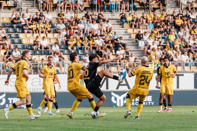 Niederlande Deutschland: Fußball Testspiel Männer 2026 - 2027 - Roda JC Kerkrade vs. Alemannia Aachen - Parkstad Limburg Stadion, Ballannahme Strafraum, Faton Ademi (Alemannia Aachen, 36) Ryan Leijten (Roda JC Kerkrade, 20), JÃ rÃ me DÃ om Jerome Deom (Roda JC Kerkrade, 24) *** Netherlands vs. Germany Men s Soccer Friendly 2026 2027 Roda JC Kerkrade vs. Alemannia Aachen Parkstad Limburg Stadium, ball control in the penalty area, Faton Ademi, Alemannia Aachen, 36; Ryan Leijten, Roda JC Kerkrade, 20; Järme Döm (Jerome Deom), Roda JC Kerkrade, 24 Copyright: xThiemoxRudolphx