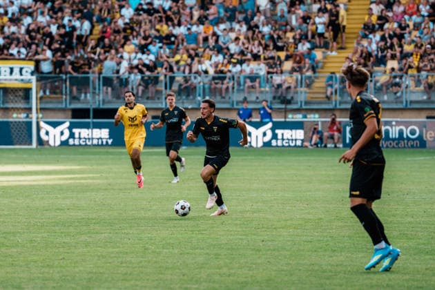 Niederlande Deutschland: Fußball Testspiel Männer 2026 - 2027 - Roda JC Kerkrade vs. Alemannia Aachen - Parkstad Limburg Stadion, Petros Bagkalianis (Alemannia Aachen, 2) Dribbling im Mittelfeld *** Netherlands vs. Germany Men s Soccer Friendly Match 2026 2027 Roda JC Kerkrade vs. Alemannia Aachen Parkstad Limburg Stadium, Petros Bagkalianis Alemannia Aachen, 2 dribbles in midfield Copyright: xThiemoxRudolphx