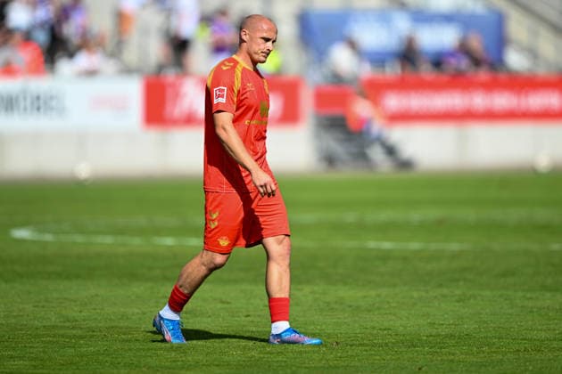 Testspiel 26 27 - VfL Osnabrück - SC Paderborn am 01.08.2026 an der Bremer Brücke in Osnabrück Sven Michel (Paderborn) muss verletzt vom Platz. *** Friendly Match 26 vs. 27: VfL Osnabrück vs. SC Paderborn on August 1, 2026, at Bremer Brücke in Osnabrück; Sven Michel of Paderborn had to leave the field due to injury MT