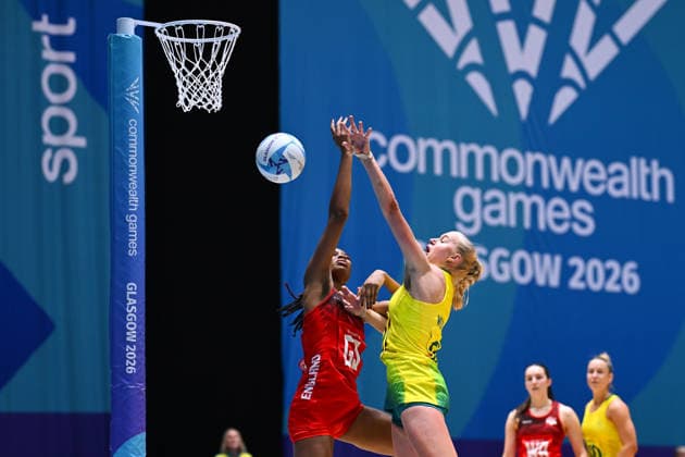 COM26 NETBALL, Joanna Weston of Australia competes for the ball with Olivia Tchine of England during the Bronze Medal match between Australia and England of the Glasgow 2026 Commonwealth Games at The Hydro in Glasgow, Scotland, Sunday, August 2, 2026. ( NO ARCHIVING, EDITORIAL USE ONLY Glasgow Scotland United Kingdom  Copyright: xLUKASxCOCHx 20260802112660577700