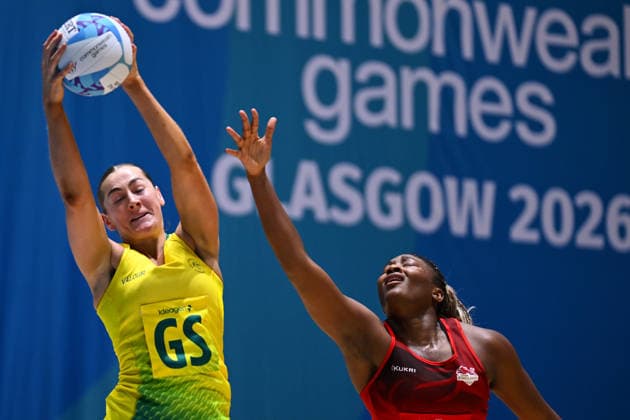COM26 NETBALL, Sophie Garbin of Australia competes for the ball with Funni Fadoju of England during the Bronze Medal match between Australia and England of the Glasgow 2026 Commonwealth Games at The Hydro in Glasgow, Scotland, Sunday, August 2, 2026. ( NO ARCHIVING, EDITORIAL USE ONLY Glasgow Scotland United Kingdom  Copyright: xLUKASxCOCHx 20260802158636983100